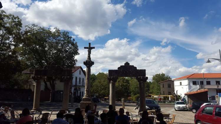 Crucero a la entrada de la localidad de La Alberca