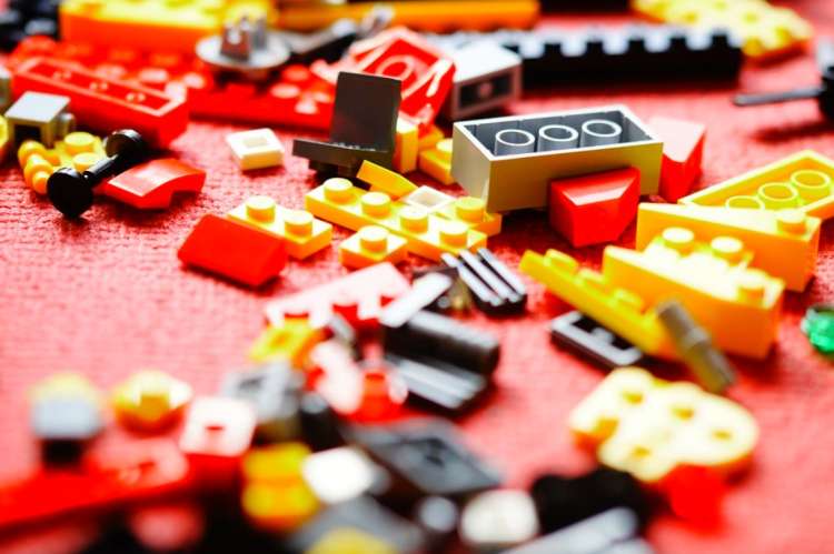 Piezas del juego LEGO esparcidas sobre una superficie