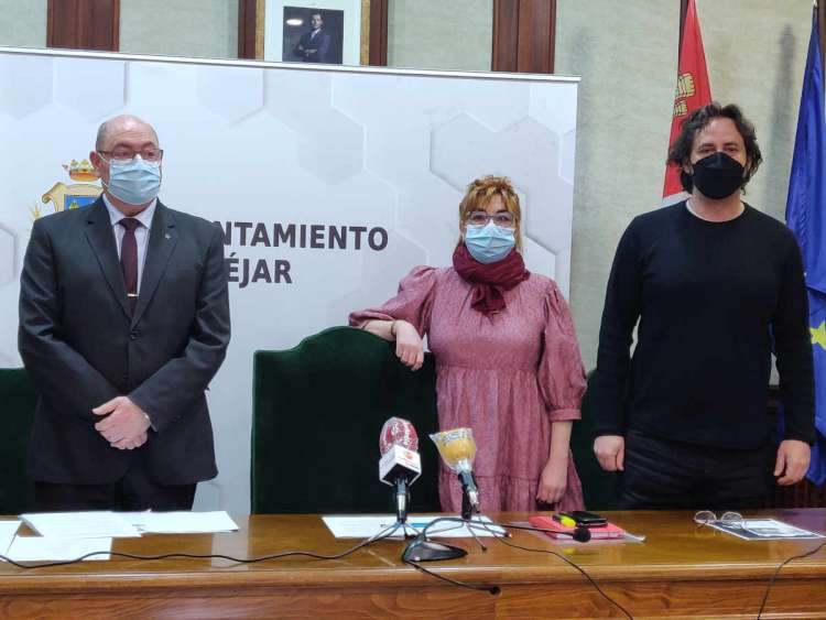 La concejala de cultura, el alcalde y el director de la Banda Municipal de Música