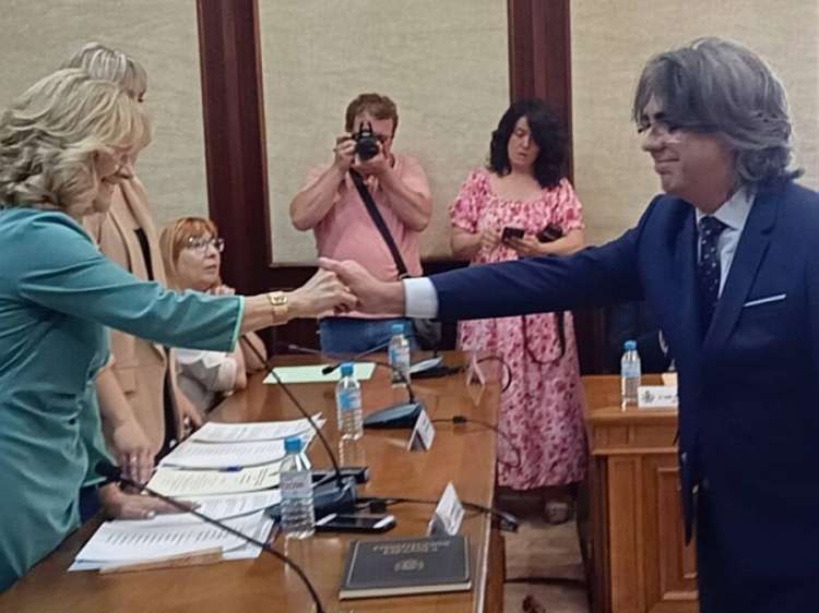 Purificación Pozo estrechando la mano a Luis Francisco Martín