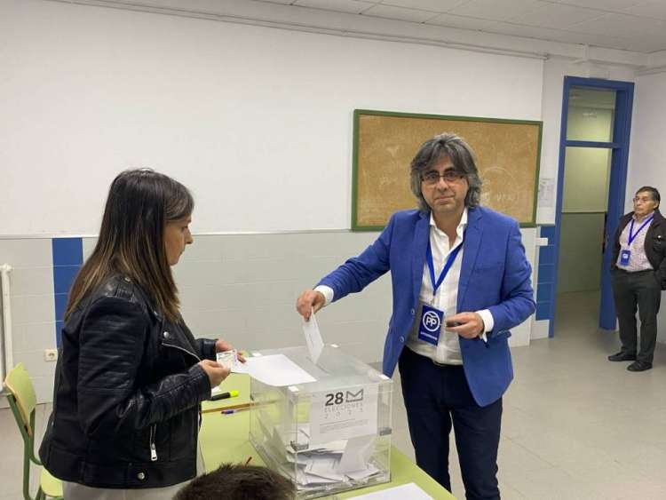 Luis Francisco Martín votando en Béjar