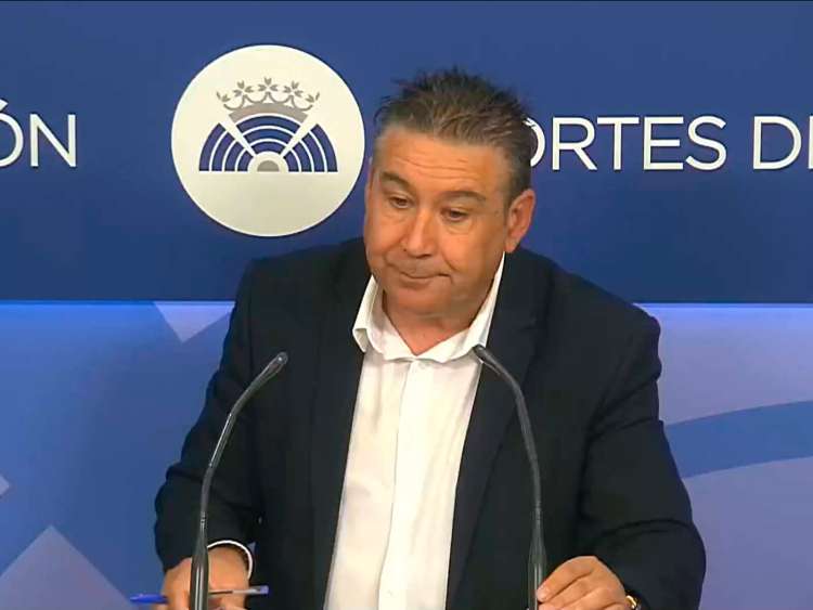 Luis Mariano Santos (UPL) en rueda de prensa tras el bloqueo de la moción sobre la autonomía leonesa en las Cortes