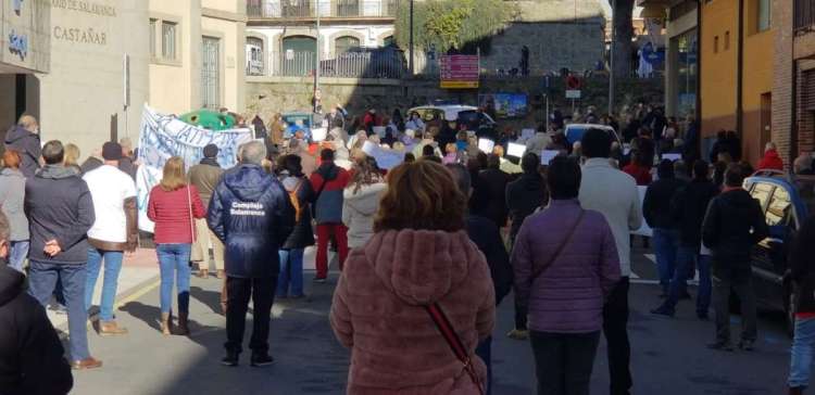 Manifestantes frente al Hospital Virgen del Castañar