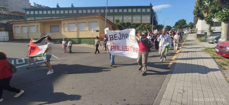 Personas marchan en Béjar con pancartas y banderas palestinas en apoyo a Palestina