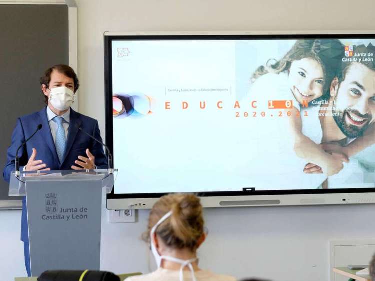 Alfonso Fernández Mañueco durante la rueda de prensa