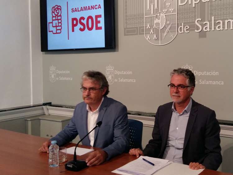 El portavoz del Grupo Socialista en la Diputación de Salamanca, Fernando Rubio, acompañado por el diputado provincial responsable del Área de Fomento, Manuel Ambrosio Sánchez
