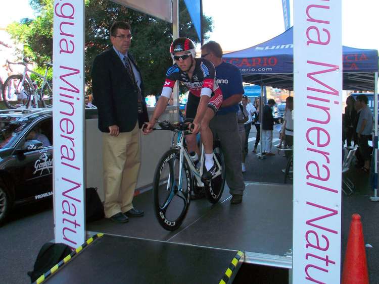 Ciclista en la salida de una contrarreloj