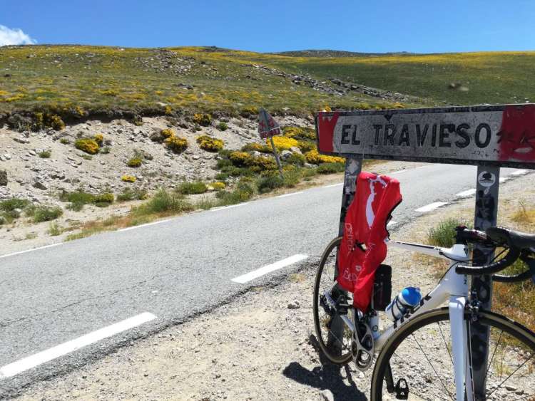 Bicicleta apoyada sobre el cartel de El Travieso