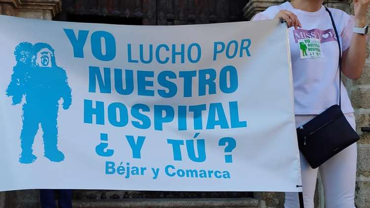 Manifestantes con pancarta Yo Lucho por Nuestro Hospital ¿Y tú?
