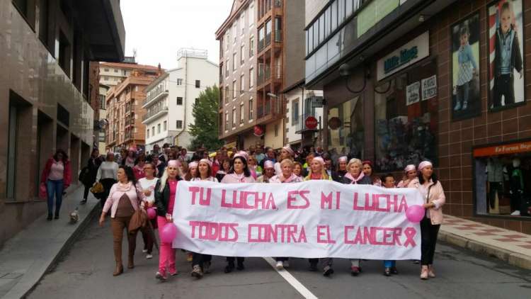 Marcha rosa por las calles de Béjar
