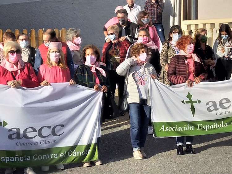 Varias personas tras dos pancartas