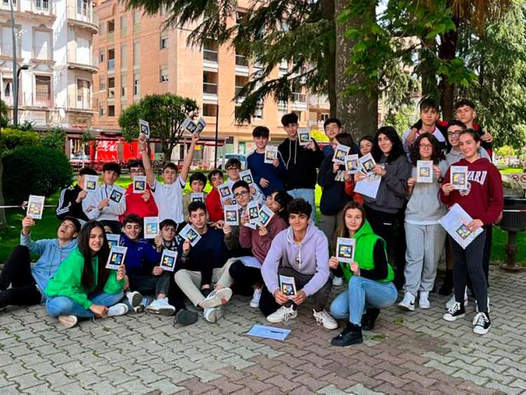 Alumnos del colegio María Auxiliadora de Béjar con códigos Navilens en sus manos