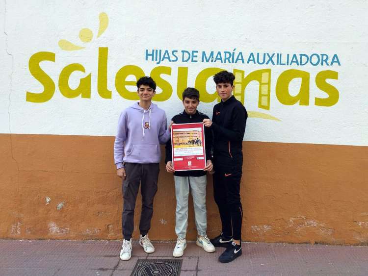 Alumnos del María Auxiliadora posado con el cartel de las Olimpiadas