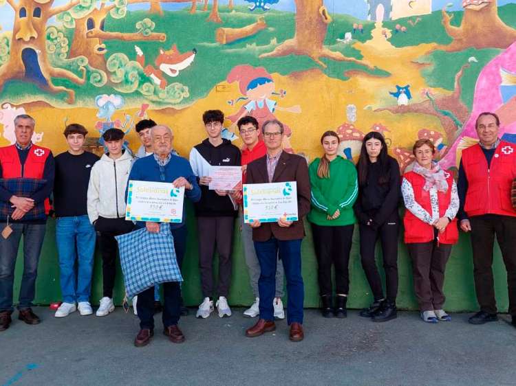 Alumnos del colegio María Auxiliadora y representantes de Cruz Roja y Caritas Béjar