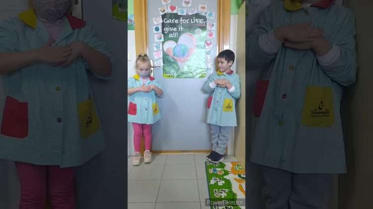 Dos niños en una clase de primaria