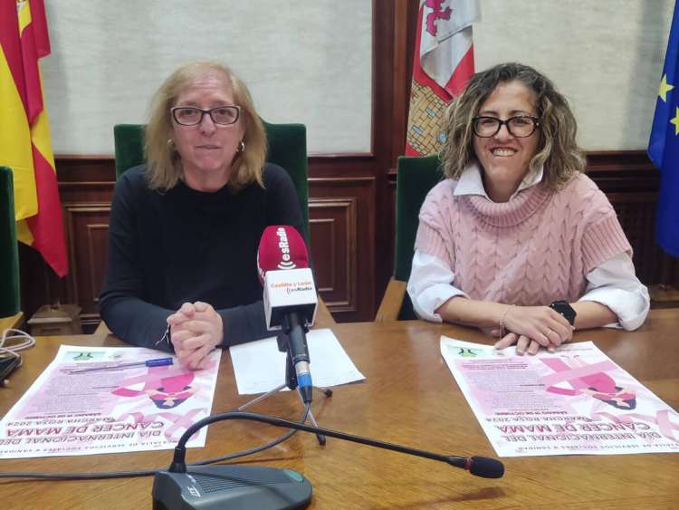 María Teresa Crego y Emi García durante la presentación de la Marcha Rosa 2024 en Béjar