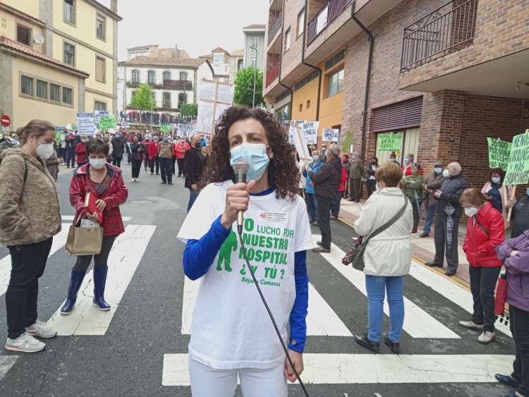 Marisa Diaz durante la concentración frente al hospital de Béjar 