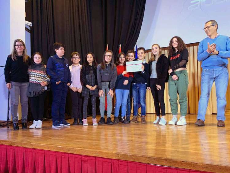 Alumnos del CEIP Marqués de Valero recogiendo el premio