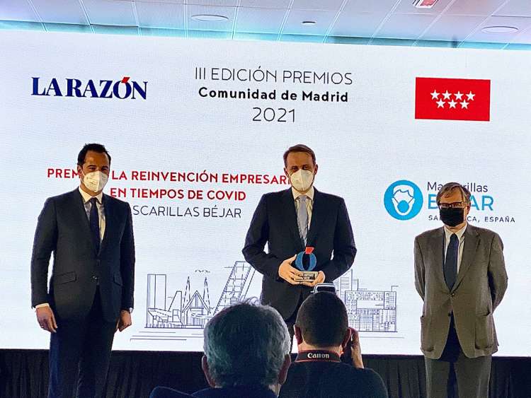 Tres personas delante una pantalla