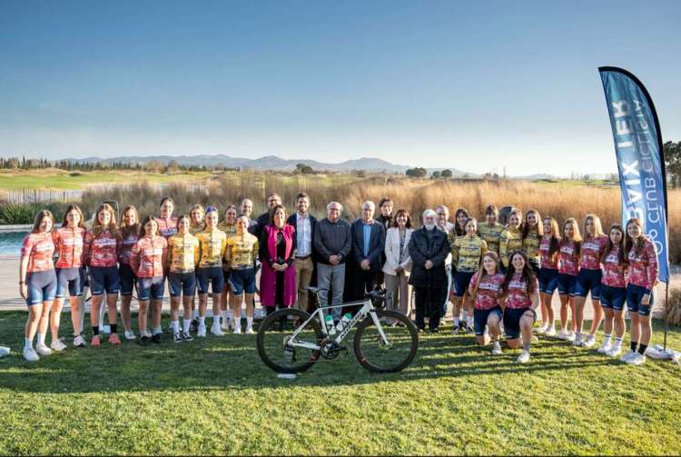 Foto de grupo del equipo ciclista Massi Baix Ter