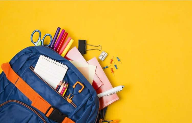 Mochila de colegio con material escolar