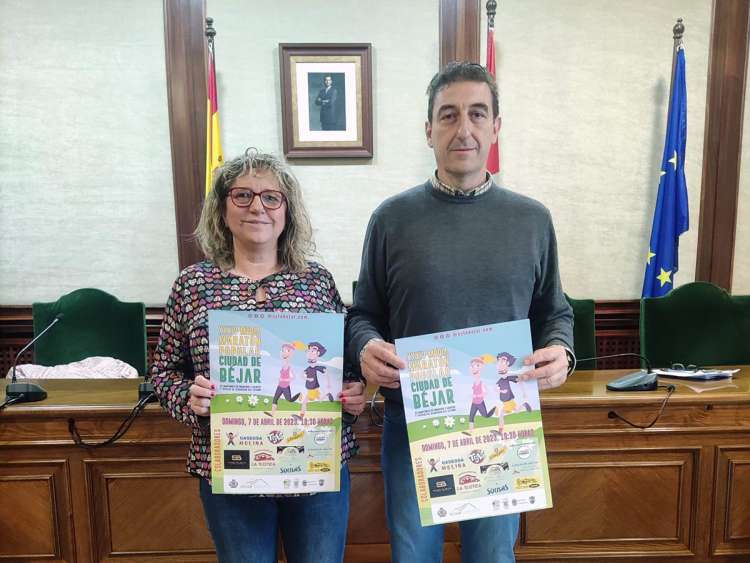 Rubén Martín, y Carmen Hernández en la presentación de la Media Maratón de Béjar