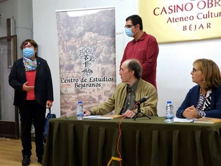 2 personas sentadas y dos de pie