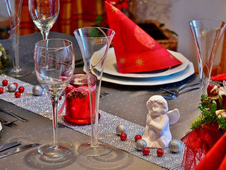 Copas, platos encima de una mesa decorada de Navidad