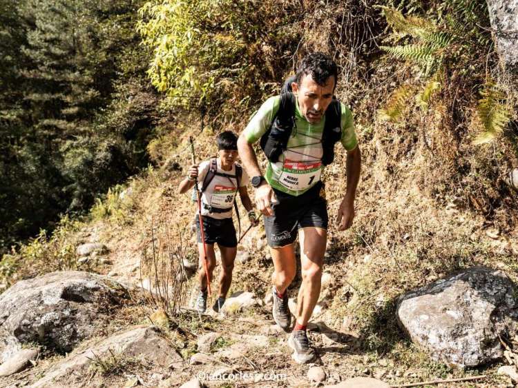 Miguel Heras y Summan Kulung subiendo montaña en la Everest Trail Race by The Elements