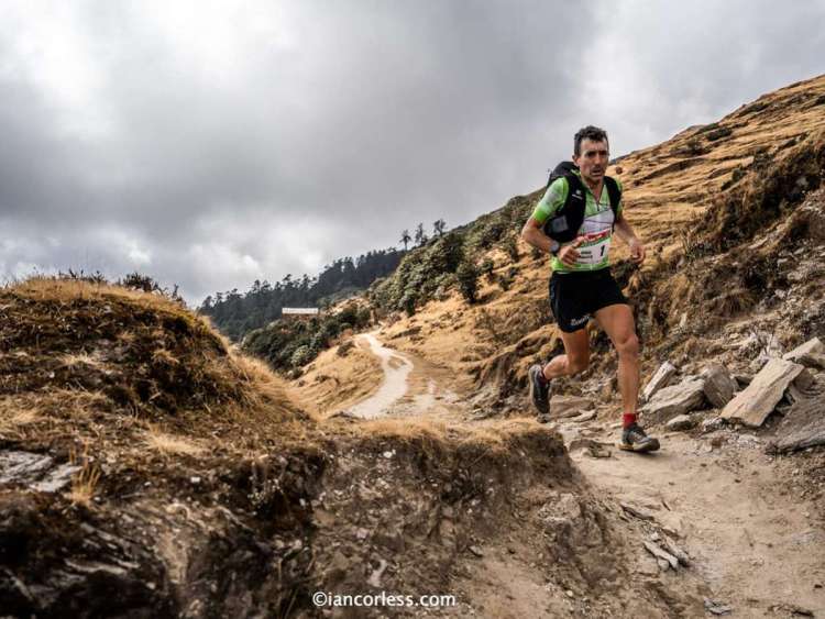 Miguel Heras corriendo por un camino en la Everest Trail Race