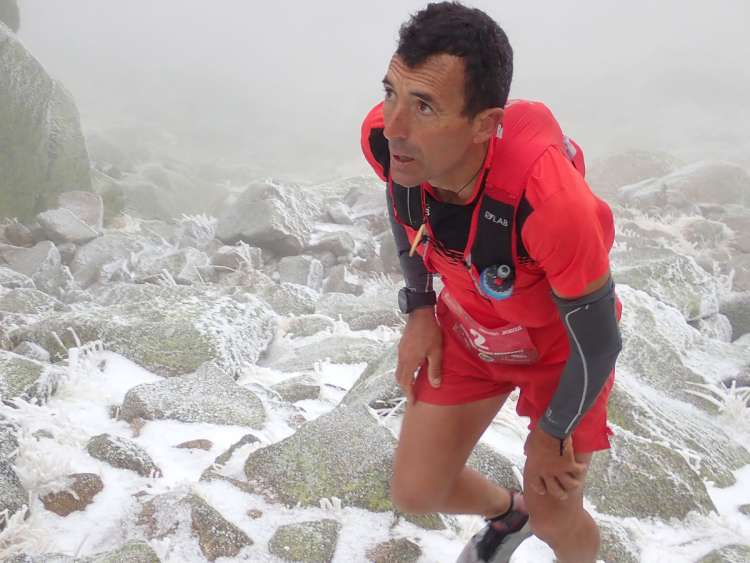 Miguel Heras corriendo sobre la nieve en el Ultrail La Covatilla
