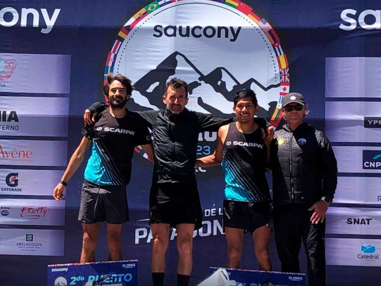Miguel Heras junto a varios varios competidores en la Cruce Saucony 2023