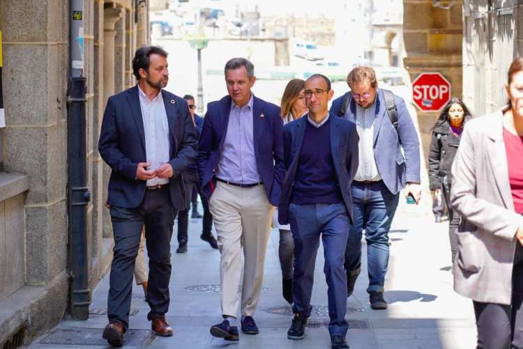 Ministro de sanidad junto a Antonio Cámara y David Serrada en Béjar