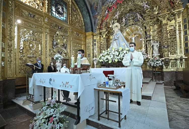 Varios curas oficiando misa en el interior del santuario
