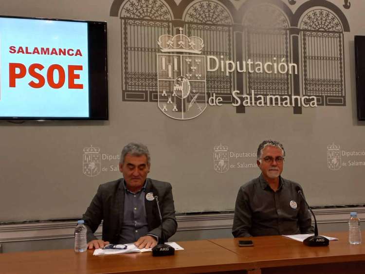Los diputados del PSOE, Alfonso Calvo y   Manuel Ambrosio Sánchez dan a conocer las mociones en la Diputación