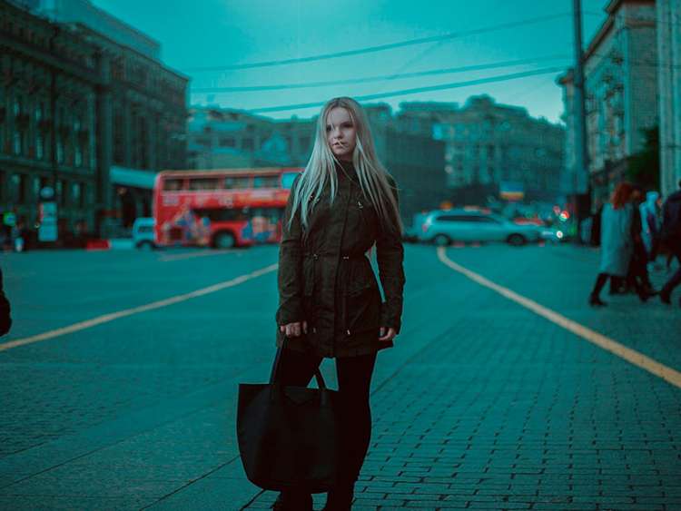 Chica con bolso en el medio de una calle