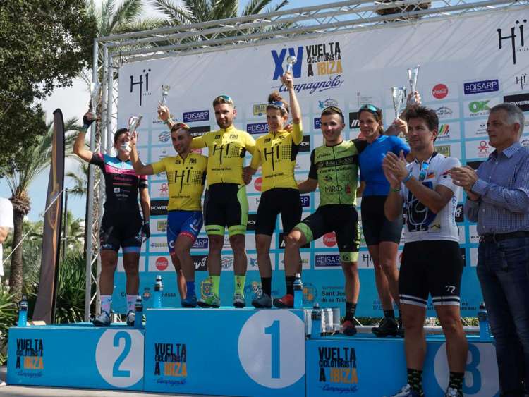 Moisés Dueñas en el podio junto a los lideres del resto de categorías 