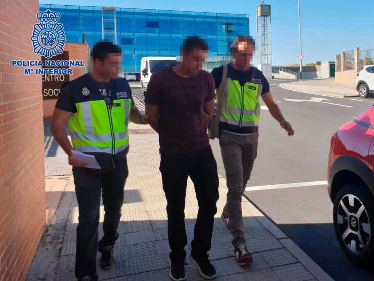 Expulsión del ciudadano portugués por la Policía Nacional