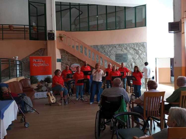 Residentes de Mamá Margarita disfrutando del concierto de Mora y Majuelo durante las fiestas de Béjar.