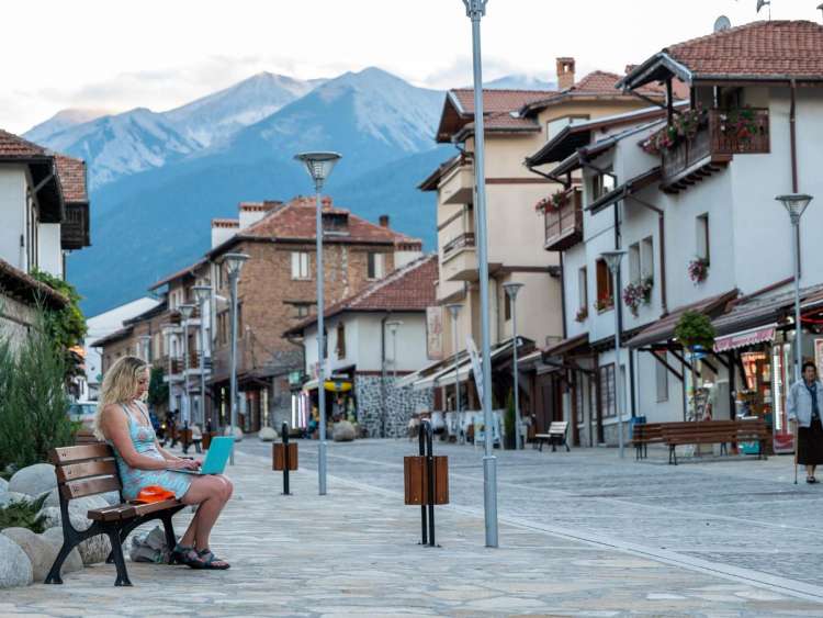 Mujer con portátil en un banco