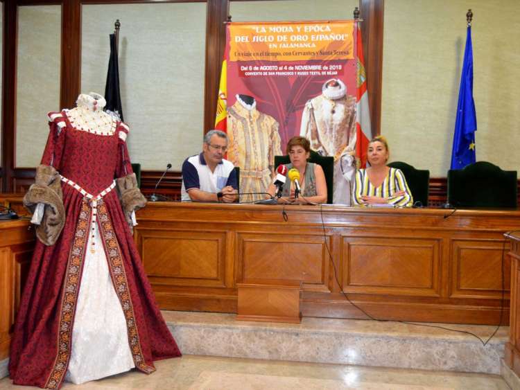 Presentación de la actividad multicultural en el salón de plenos