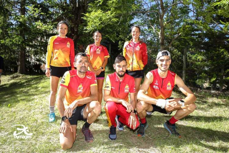 Miguel Heras junto a más miembros de la selección antes de la disputa del mundial