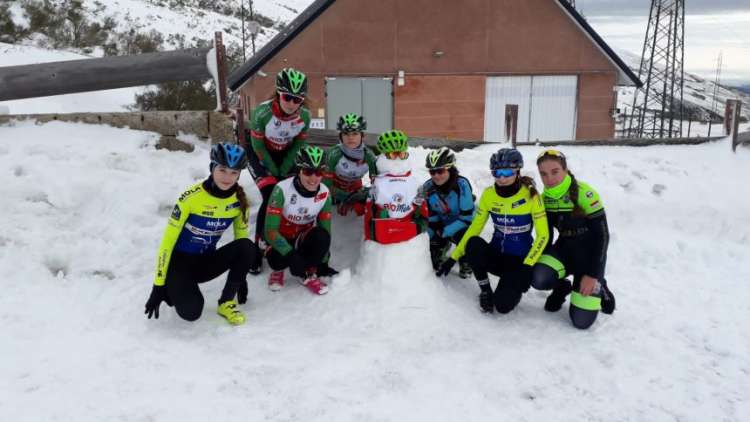 Natalia Ovejero junto a sus compañeras en alto Campoo