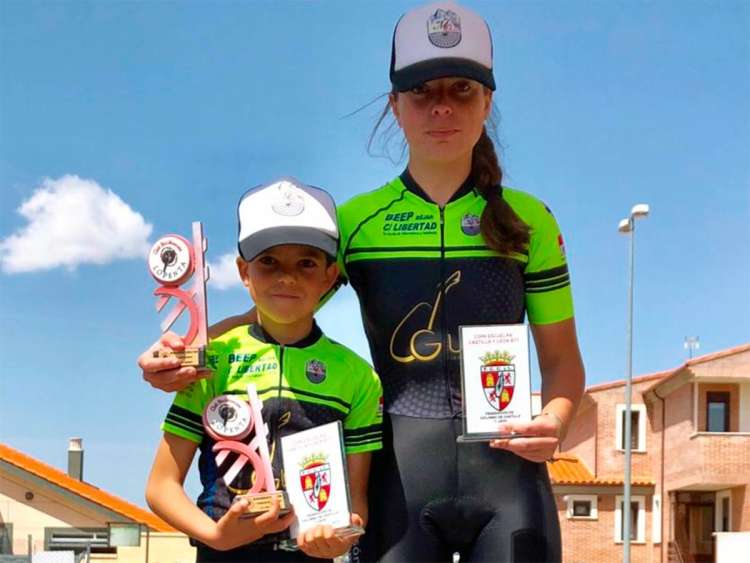 Natalia Ovejero junto a David MArtín en lo alto del podium de Benavente como ganadores de la prueba y la Copa de Escuelas de BTT CyL