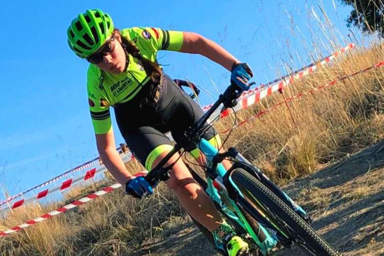 Natalia Ovejero durante una de las carreras de BTT disputacas con el Escuela de Ciclismo Bejarana