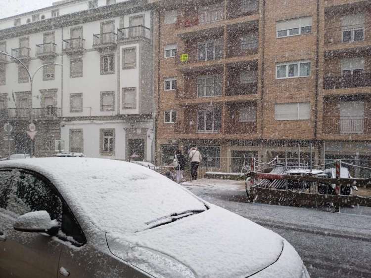 Coche y calles nevadas en Béjar