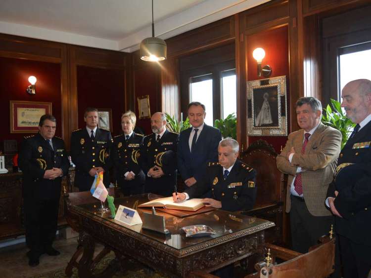 El nuevo jefe de policía firma en el libro de honor del ayuntamiento de Béjar