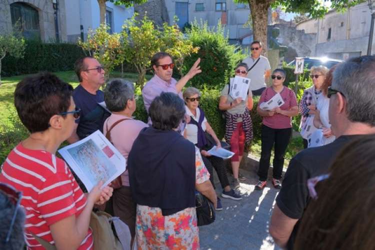 Grupo de personas atendiendo a las indicaciones del guía