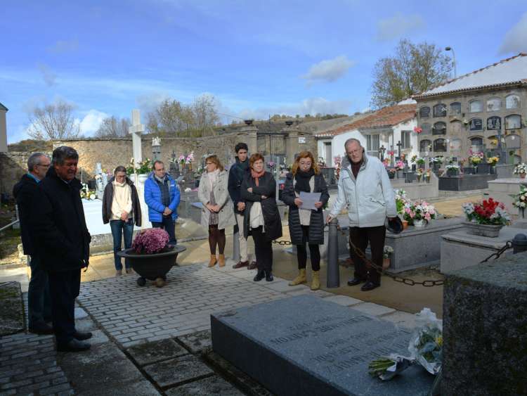 Ofrenda floral ante la tumba de Mateo Hernández