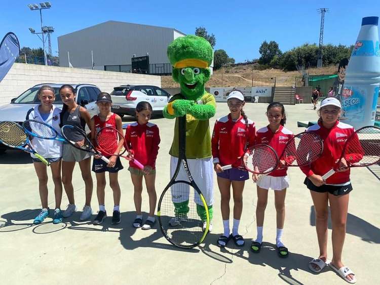 Varios tenistas jóvenes junto a la mascota del torneo